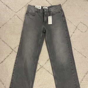 Grå raka jeans - Grå raka jeans från Lindex. Mid waist. Ny med lappar. Nypris 599. 