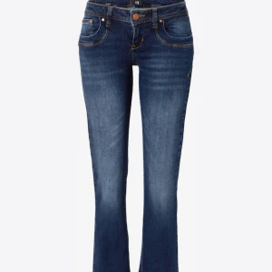 Blå lågmidjade bootcut jeans från LTB - Snygga blå jeans från LTB i modellen Valerie med klassisk bootcut. Jeansen har en mörk tvätt med lätt slitning och kontrastsömmar. Normal passform, perfekta till sneakers eller boots och superfina nu till hösten. Jeansen är använda men är fortfarande i bra skick. I storlek 27/32😊