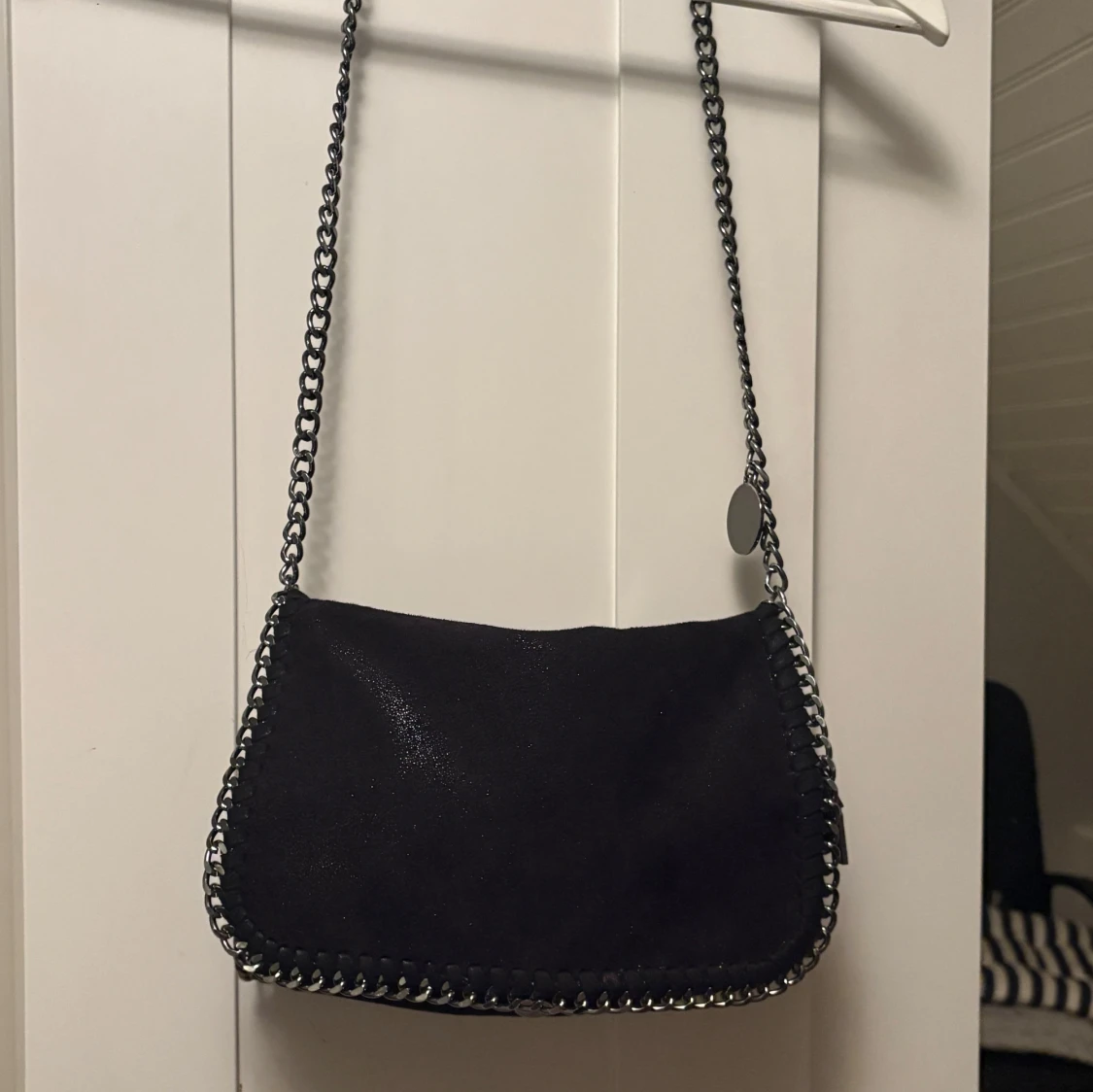 Svart axelväska med kedjerem