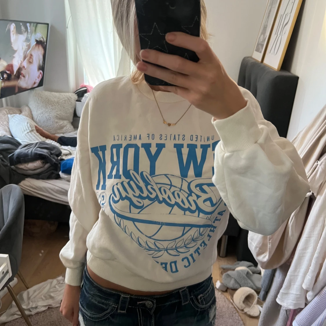 Vit sweatshirt med blå New York-tryck - 1