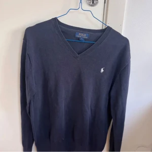 V-ringad Ralph Lauren tröja - V ringad Ralph Lauren tröja| skick 7,5/10| storlek M/ 18-20 år| mörkblå| fråga om fler bilder!| kan gå ner i pris vid snabb affär!