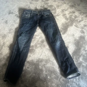 Replay Anbass slim fit jeans mörkblå - Säljer ett par mörkblå Replay Anbass jeans med slim fit. Klassisk femficksmodell med snygga kontrastsömmar och läderpatch bak. Jeansen har raka ben och är tillverkade i mjukt denimtyg som sitter skönt hela dagen. De är köpta för 1699 men säljer för 499 Skick är 10/10 inget fel med de pris kan diskuteras vid snabba köp