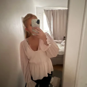 ljusrosa blus ifrån Gina. - (Jag har ett linne under) Jättesöt ljusrosa blus. Perfekt nu till hösten. Jag säljer den för att jag tröttnat och rosa är inte min färg. Använd fåtal gånger.