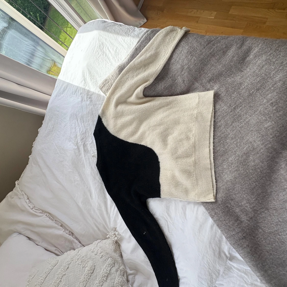 Svart och vit stickad tröja från Y.A.S - 1