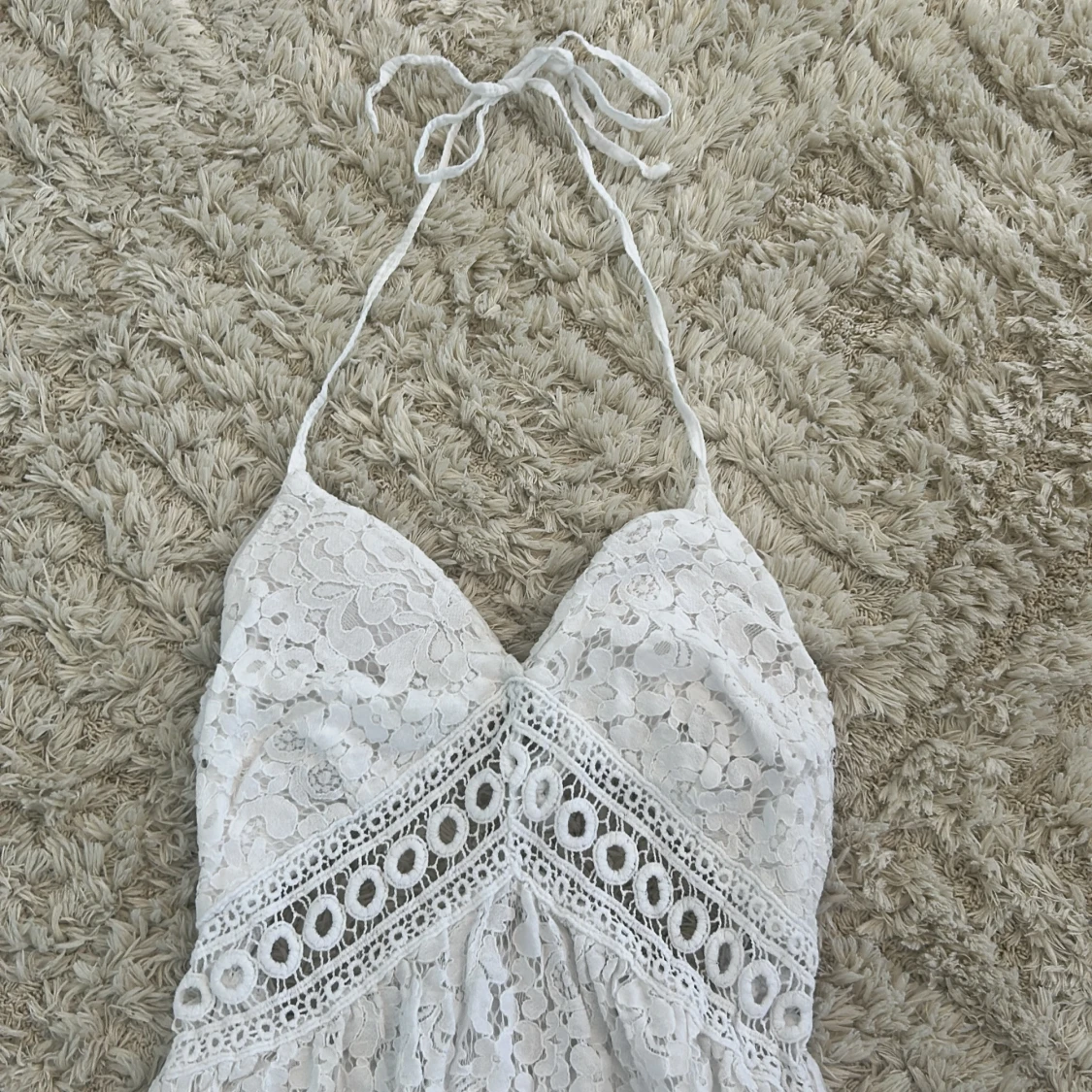 Vit spetsklänning med snörning öppne rygg  - 2