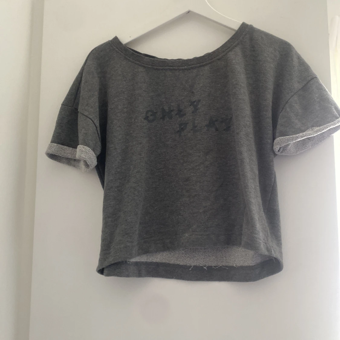 Grå croppad t-shirt från Only Play