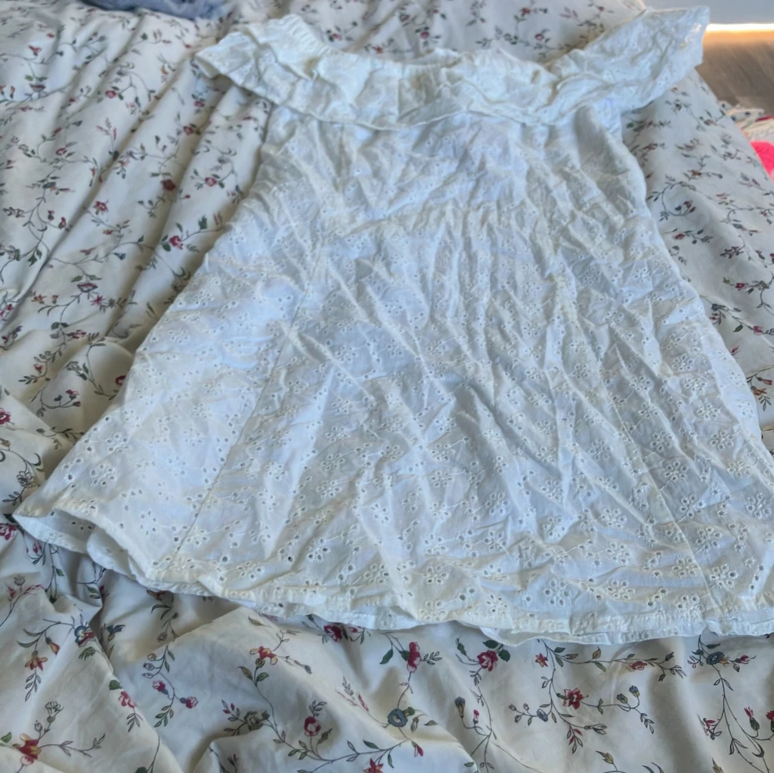 Vit offshoulder klänning H&M Divided