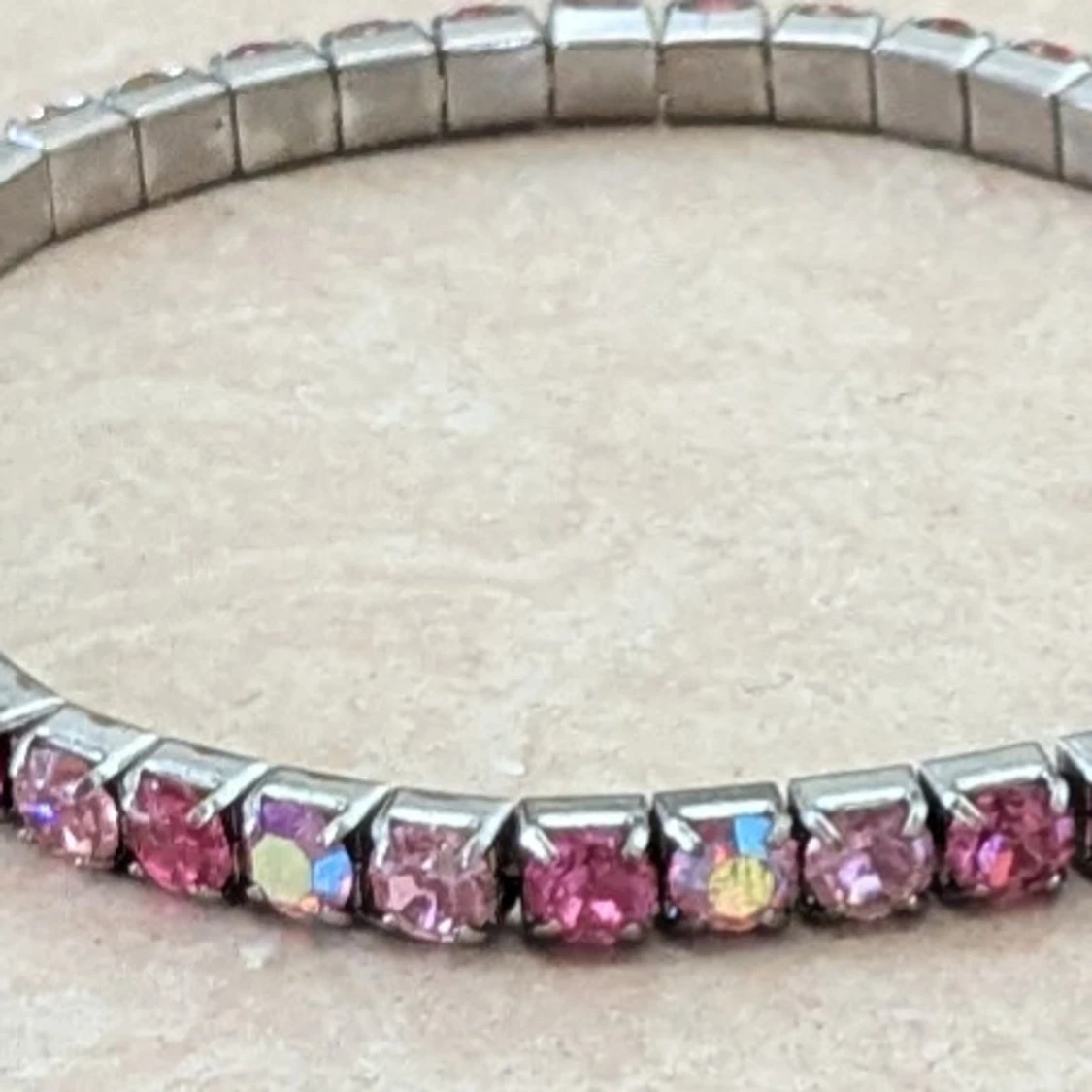 Glittrigt rosa armband med stenar - 1