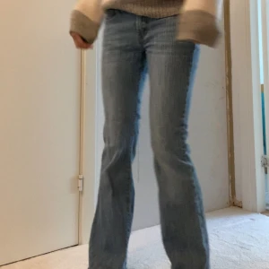 Brandy melville jeans - Jag säljer mina höstiga brandy melville jeans då dem tyvärr inte kommer till användning längre. Dessa jeansen är perfekta till hösten eftersom att dem är varma och jättefina tillsammans med en stickad tröja. Jag har verkligen älskat dessa jeansen och jag hoppas verkligen också att nästa person kommer💕tveka inte med att kontakta mig vid frågor❤️