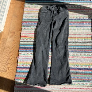 Svarta bootcut jeans 157 90's Boot - Snygga svarta jeans från 157 i modellen 90's Boot Star. De har klassisk femficksdesign, bootcut-ben och coola detaljer på bakfickorna. Jeansen är i ett mjukt denimtyg och passar perfekt till en avslappnad streetstil.