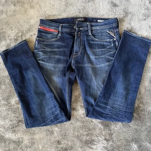 Replay Anbass Jeans - Riktigt goa jeans med några små slitningar här och där. Säljer dem då de inte passar men dem är i väldigt bra skick. Skriv vid minsta fundering eller tanke så ser jag till att svara snarast.  W34  L32