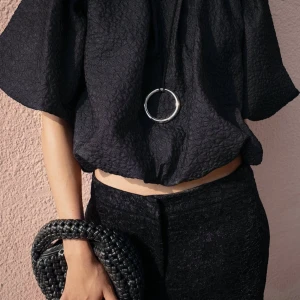 Svart topp - Svart helt ny topp från NAKD med prislappen kvar!💕