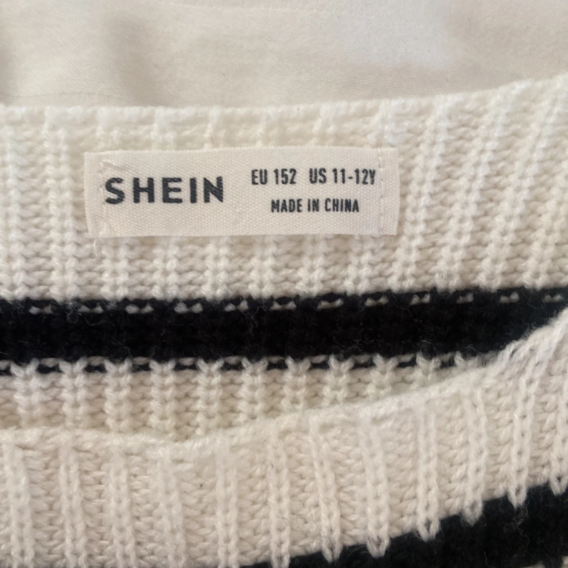 Vit och svart randig stickad tröja - 1