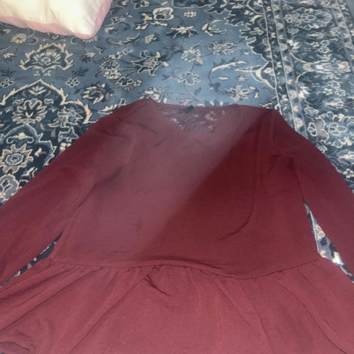 Vinröd blus med spetsdetalj