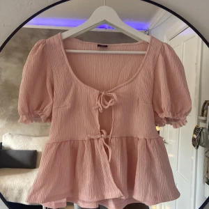 Rosa blus från Gina Tricot - Supersöt ljusrosa blus från Gina Tricot i storlek XS. Aldrig använd men prislappen är av. 