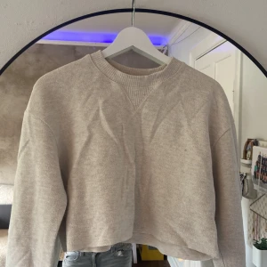 Beige croppad tröja från Zara - Beige croppad tröja från Zara. Inte avklippt utan den ska vara som den är på bilden. Använd ett fåtal gånger så bra skick.