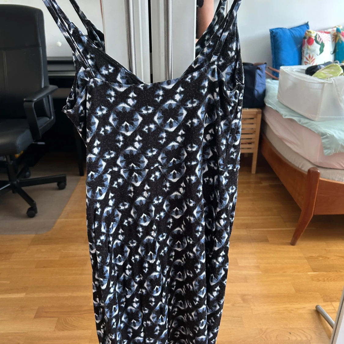 Svart och blå mönstrad långklänning H&M - 2