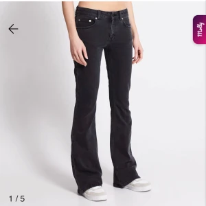 Lågmidjade Jeans - Ett par jeans från lager 157 i storlek S full length i modellen Low Boot. Använda en gång så som nya💕pris går att diskutera!!