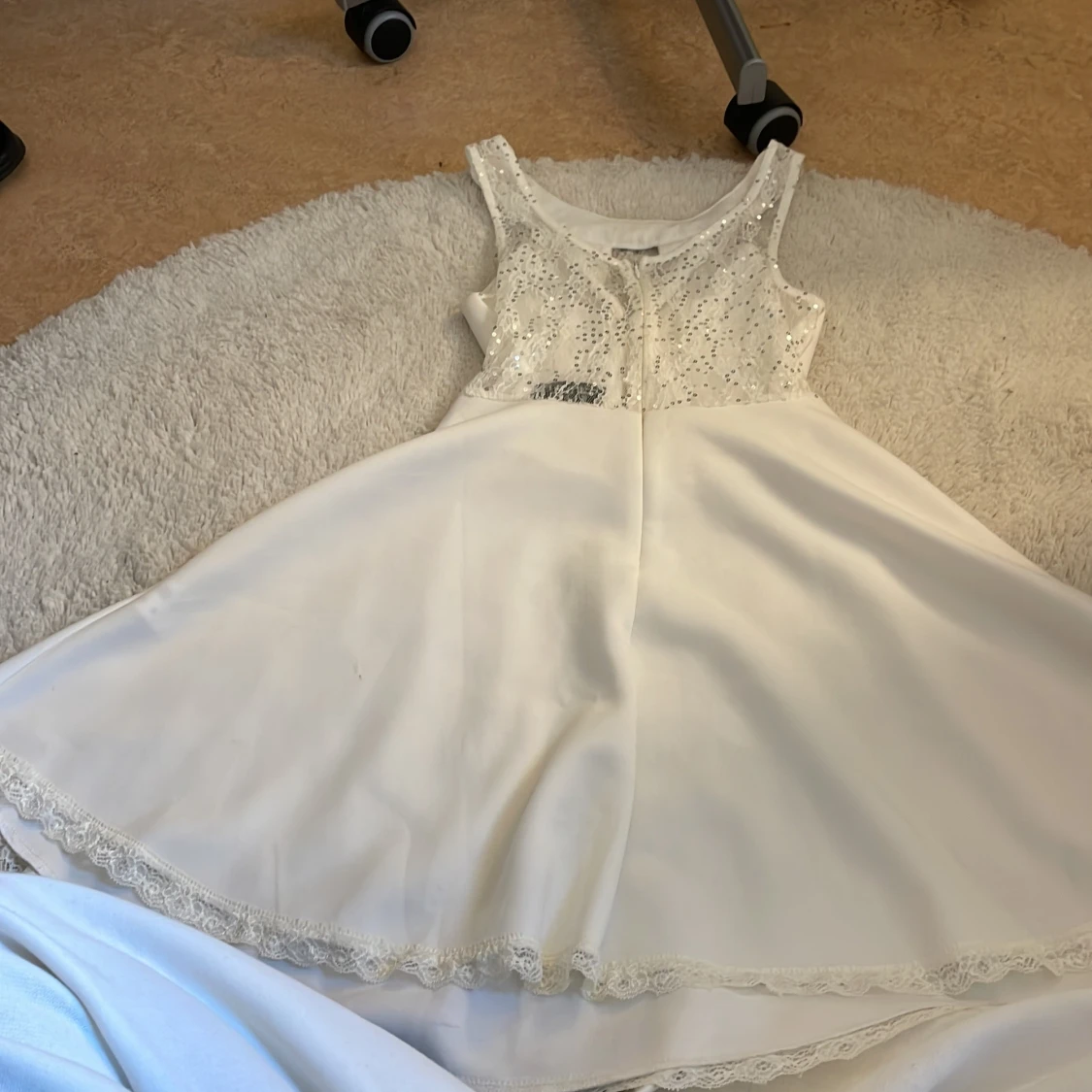 Vit kort klänning med paljetter - 1