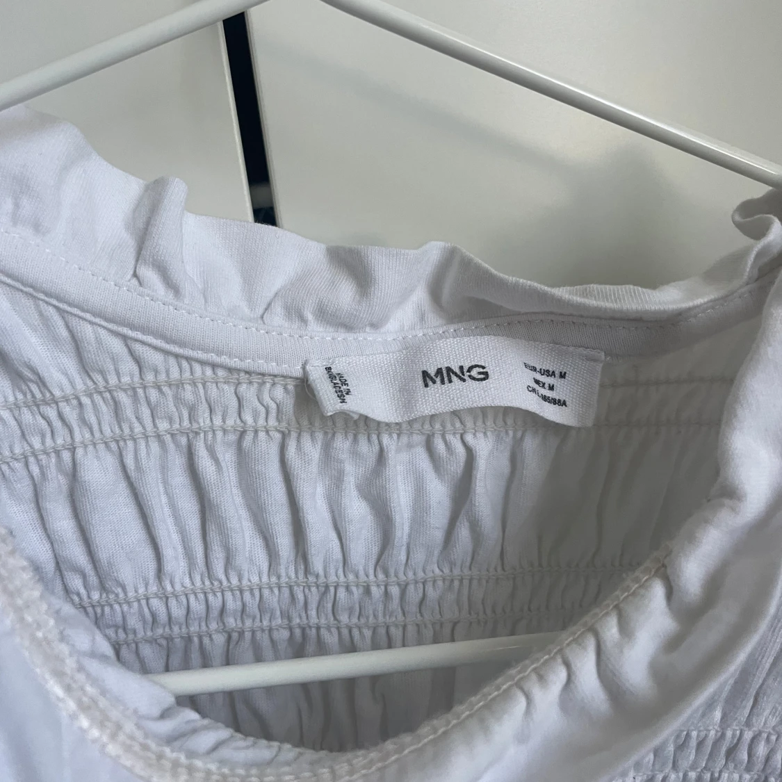 Vit smockad blus med volang från Mango - 3