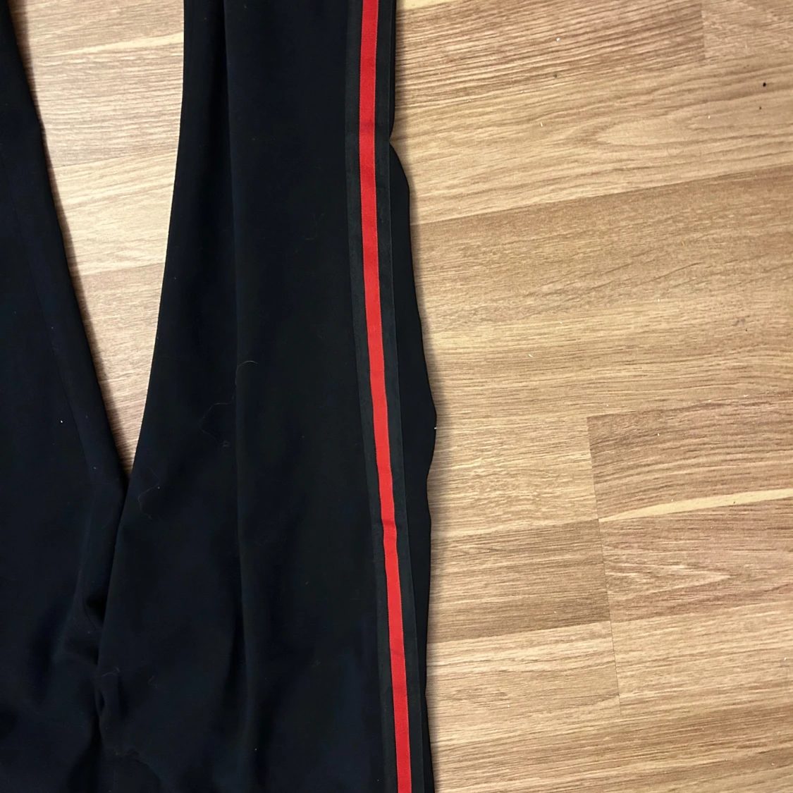 Svarta kostymbyxor Hunkydory med röd rand - 1