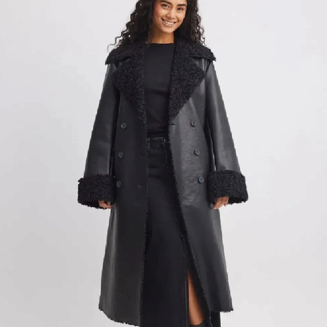 Svart lång pälsjacka i skinnlook