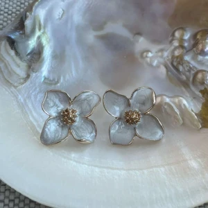 Blommiga örhängen  - Supersöta örhängen formade som blommor med fyra kronblad i skimrande vit och guld. 🩷🪷🤗