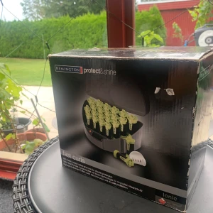 Remington Protect & Shine värmespolar / värme papiljotter/ heated rollers - Remington Protect & Shine värmespolar i svart och limegrönt med tillhörande vita klämmor. Perfekt för att skapa snabba lockar med teflonbeläggning och jonisk teknologi. Kommer i originalförpackning med instruktioner och flera spolar i olika storlekar. Nypris på 500 kr, endast använd ett par gånger.
