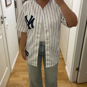 Yankees jersey ⚾️ - New York Yankees jersey i herrstrl S o fint skick, förutom en liten fläck på höger ärm (se bild 7) ⚾️