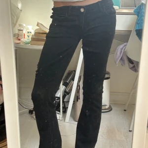 Lågmidjade jeans - Ett par lågmidjade svarta jeans som jag har sytt om💓pris kan diskuteras