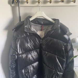  Moncler maya jacka - Moncler maya🔥🔥🔥 helt ny inga defekter köpt på NK men passar inte mig äkta såklart qr koden leder till moncler hemsidan
