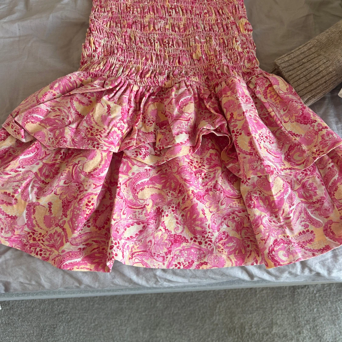 Rosa mönstrad kortklänning från Gina Tricot - 1