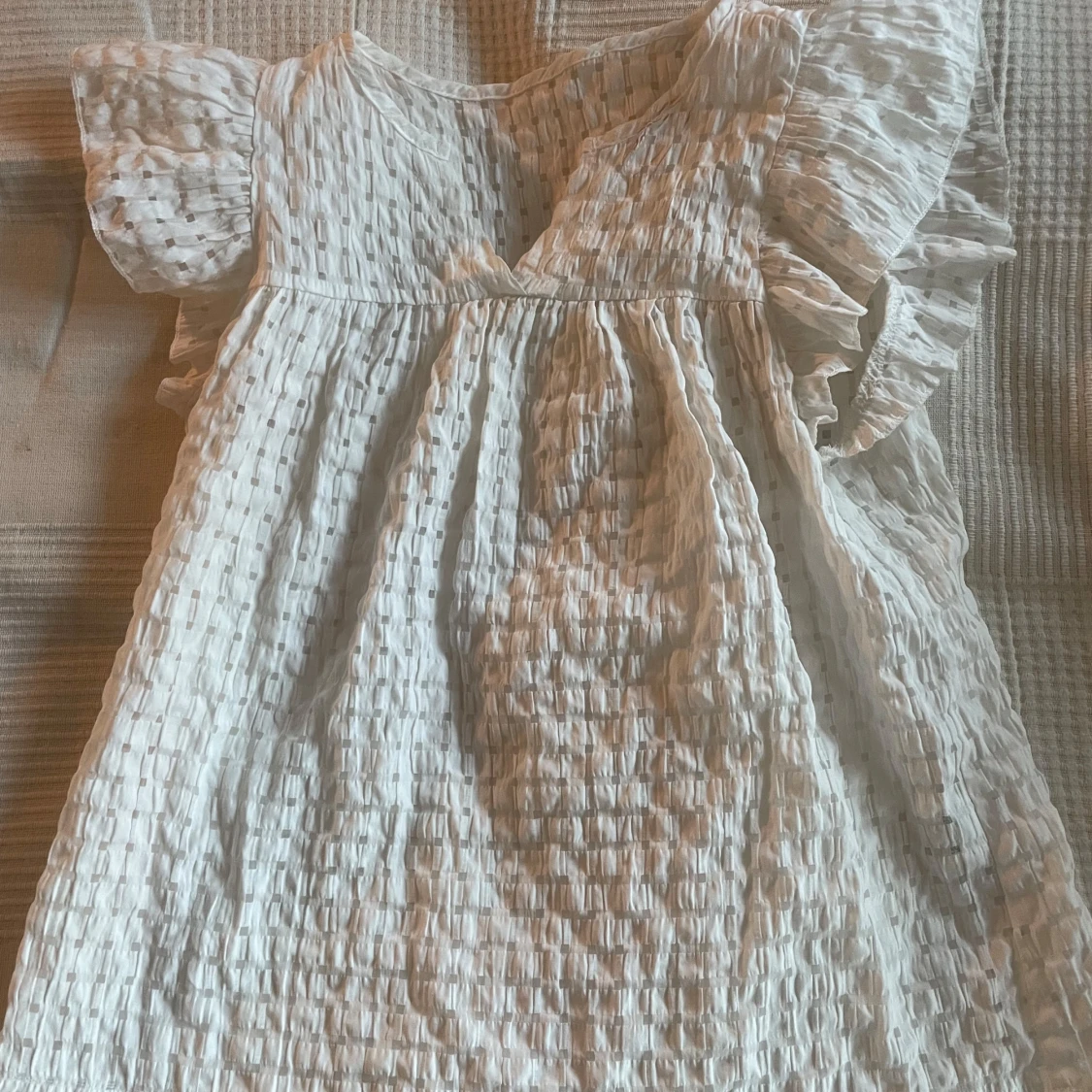 Vit blus med volangärmar - 3