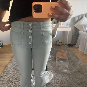 Lois jeans  - Säljer super snygga blekta jeans från lois med fickor framtid och vita knappar! De är väldigt sköna och är bootcut💞storlek 29/32