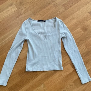 Ljusgrön ribbad långärmad topp 157 - Snygg ljusgrön långärmad topp från 157 med ribbad struktur och rundad halsringning. Modellen är slim och passar perfekt till jeans eller kjol. Materialet är mjukt och stretchigt, vilket gör den skön. Du står för frakten, vid mer info skriv