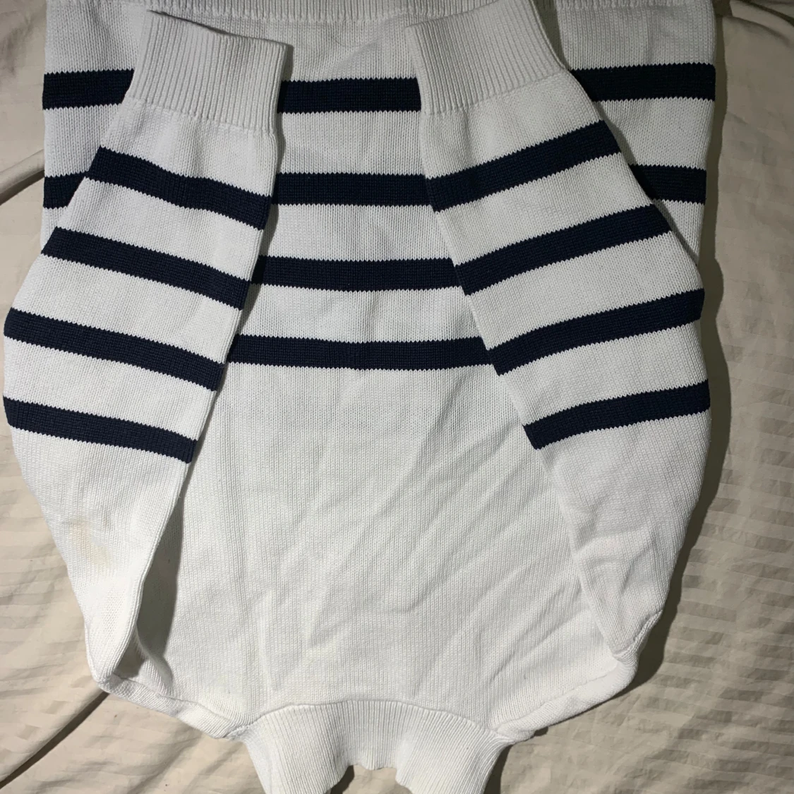 Vit och marinblå randig stickad tröja - 1