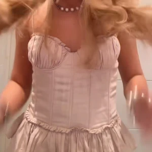 Korsettopp - Supersöt beige korsettopp med tunna axelband och volangkant nedtill💕