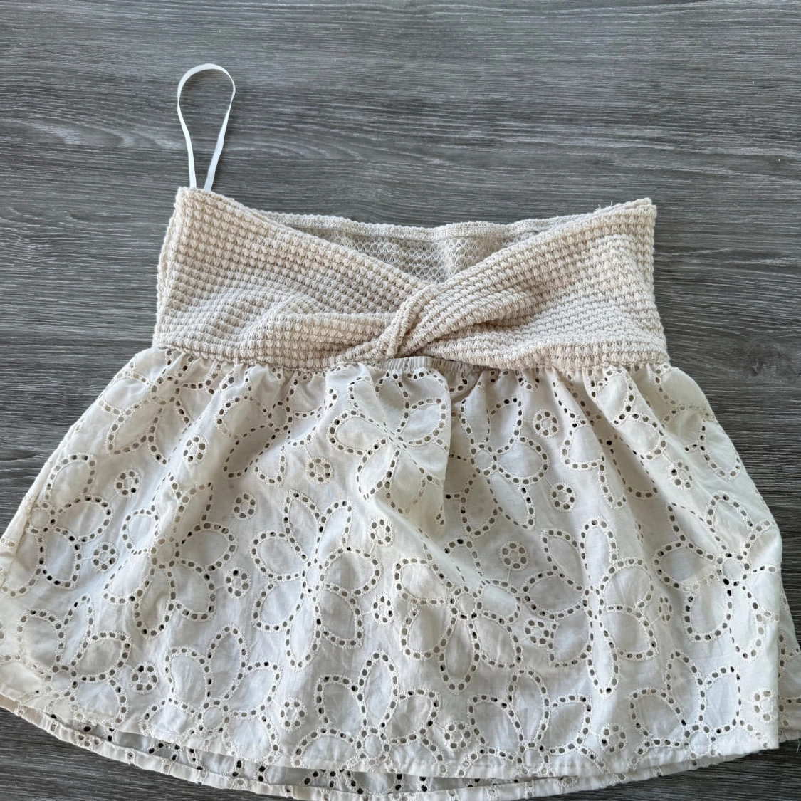 Beige blus  med broderade blommor