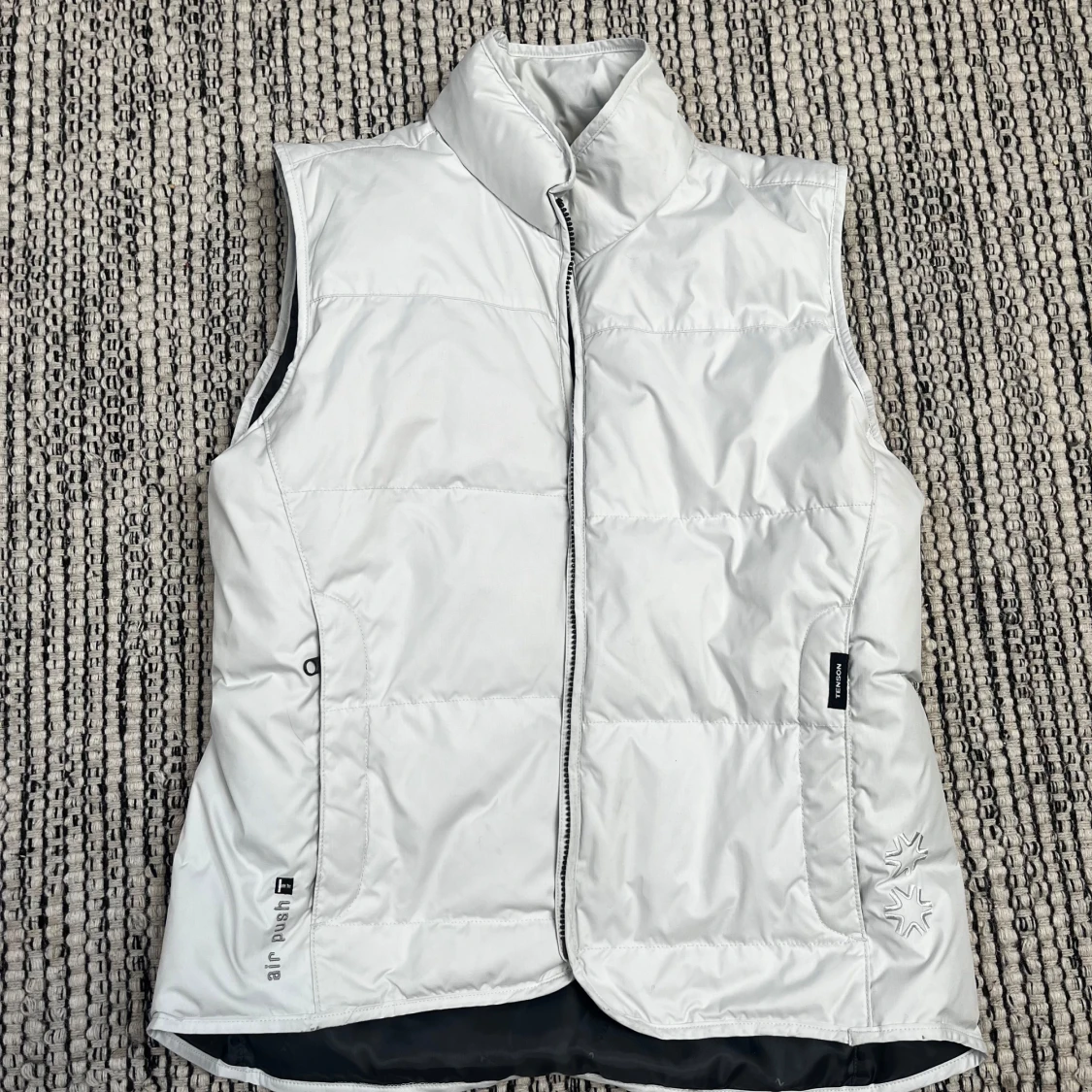 Vit dunväst från Tenson