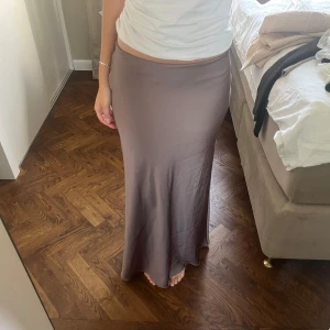 Långkjol från Lindex - Jag är 170 och den går ända ner till marken