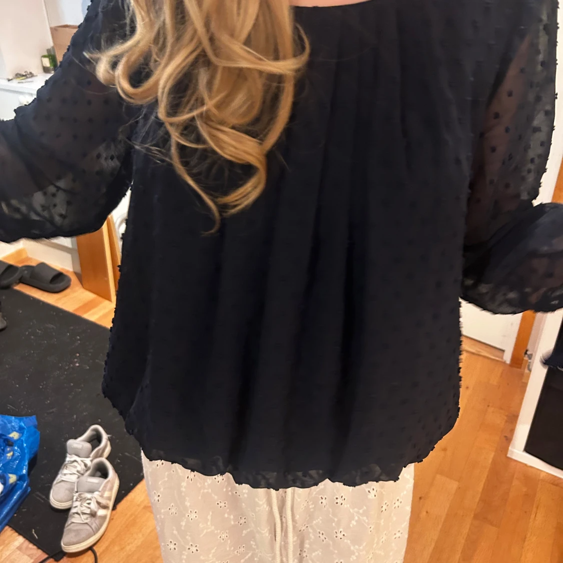 Svart prickig blus med knytärmar - 4