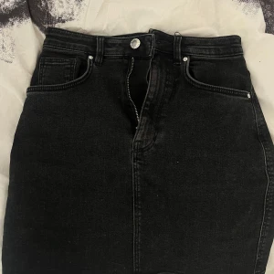 Svart jeanskjol från Zara Trafaluc - Svart jeanskjol från Zara