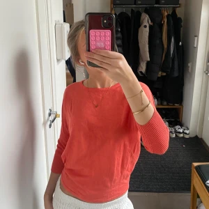 Korallfärgad tröja  - Säljer denna fina trekvarts tröja som är perfekt nu till hösten❣️❣️