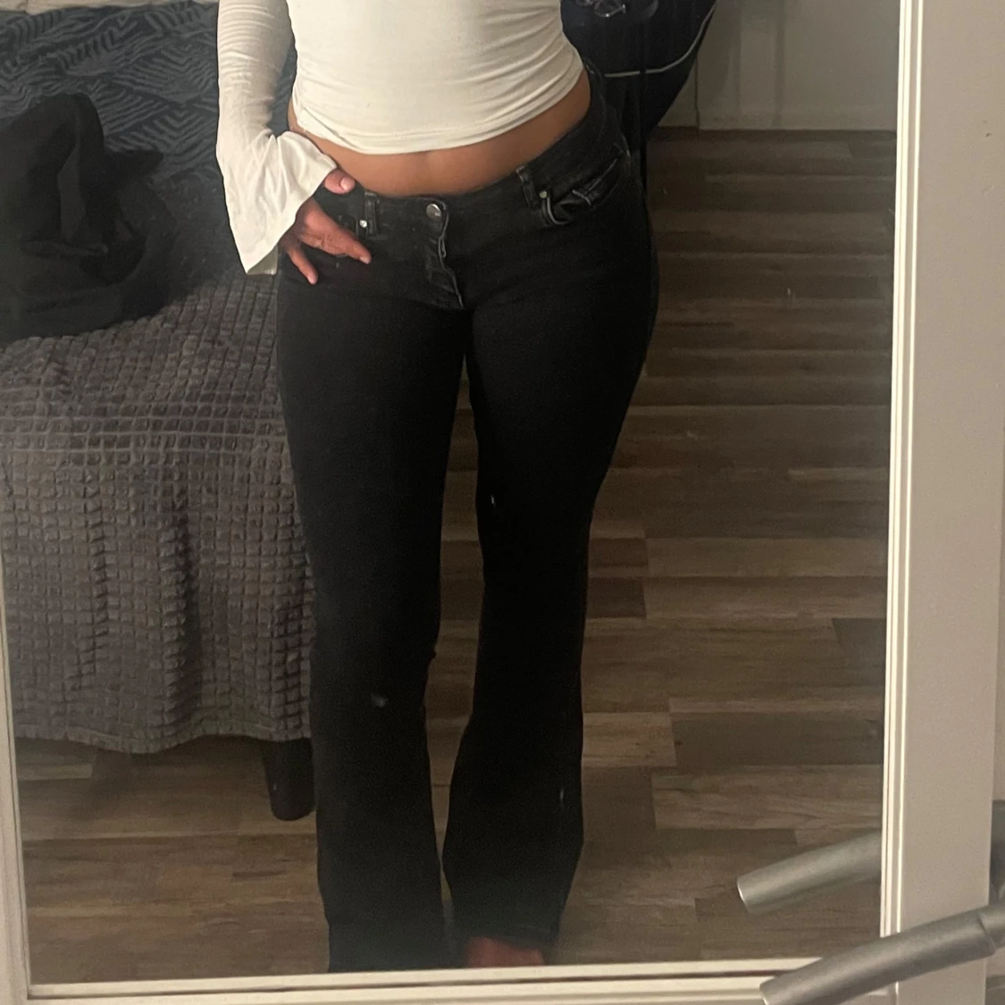 Svarta bootcut jeans med låg midja