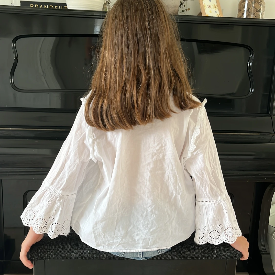 Vit blus med spetsdetaljer - 1