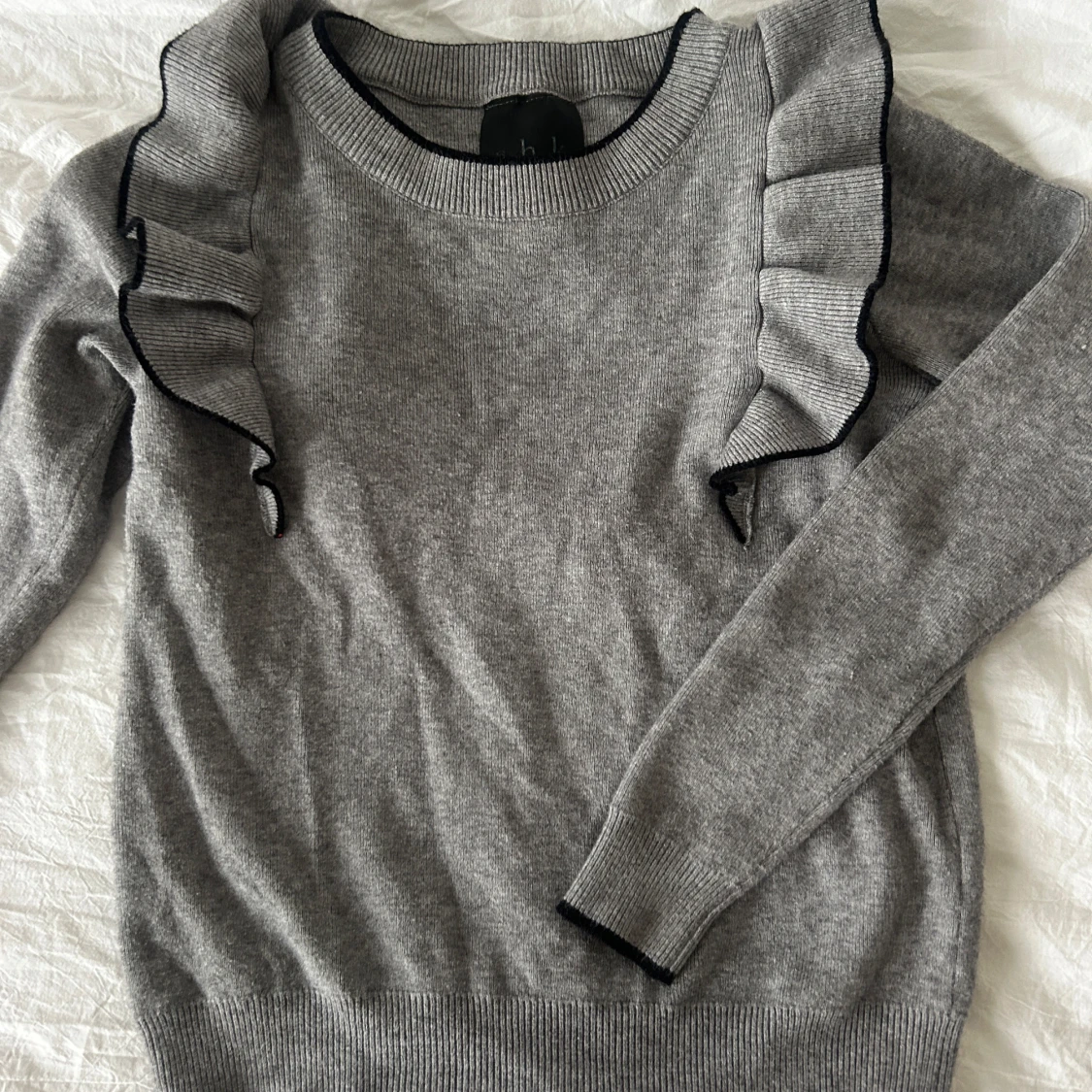 Grå volangtröja från SHK Paris