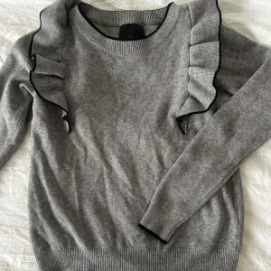 Grå volangtröja från SHK Paris - Stolek står inte men gissar att den är en xxs