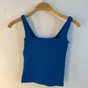 Zara blått linne  - Kornblå ribbad tanktopp med fyrkantig halsringning och breda axelband från Zara. Storlek S