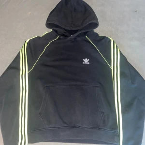 Adidas hoodie - Svart Adidas hoddie med gröna strippesi size S men kan passa i size M den är i mycket bra skick och inte använd så mycket och priset kan diskuteras!