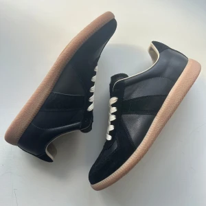 Svarta Maison Margiela gats  - Superfint skick, 8,5/10 | storlek 45 | pris: 2999kr | hör av dig vid frågor eller funderingar!
